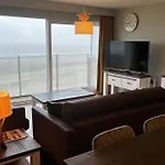 Apartment Uniek Met Zeezicht En Prive Garage